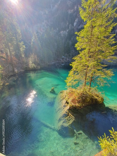 Der Blausee ist trotz seiner geringen Grösse einer der bekanntesten Bergseen der Schweiz. Er ist ein beliebtes Ausflugsziel im Berner Oberland.