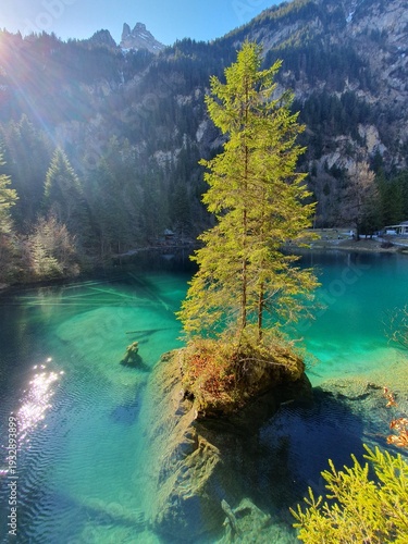 Der Blausee ist trotz seiner geringen Grösse von 0,64 ha einer der bekanntesten Bergseen der Schweiz. Er ist ein beliebtes Ausflugsziel im Berner Oberland.