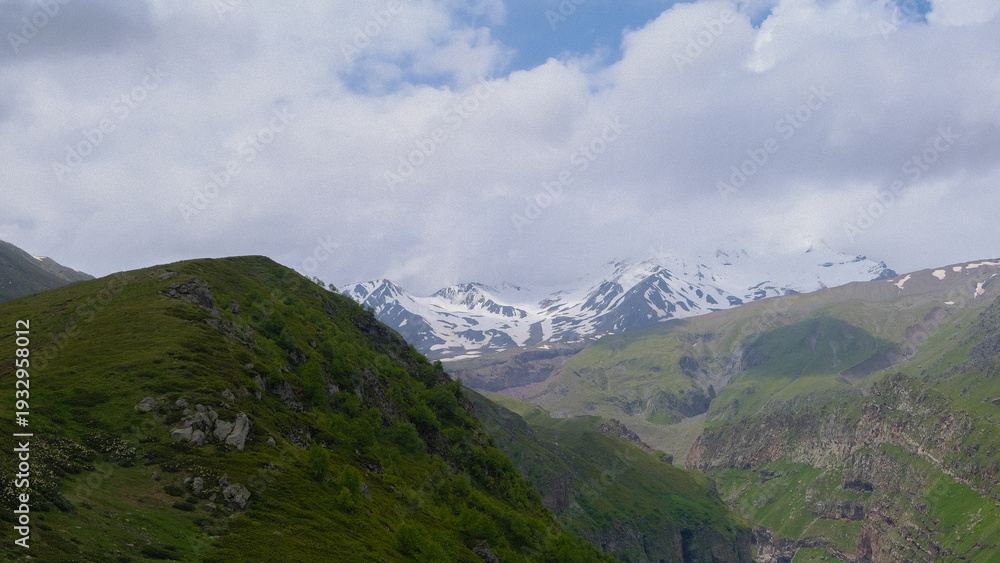 Obraz premium Dramatic snowy mountain landscape