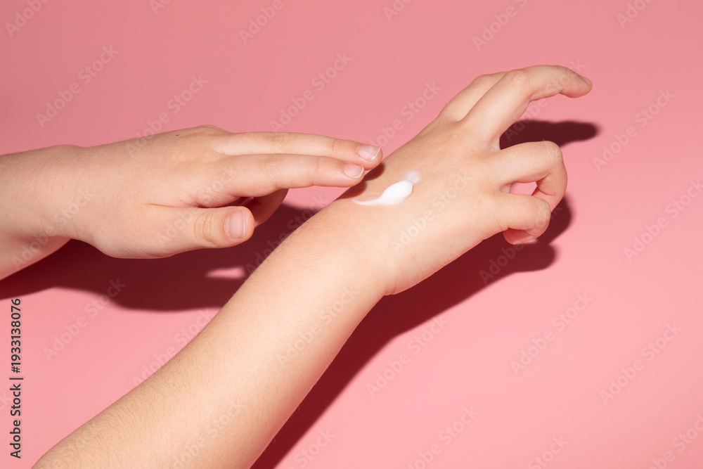 Fototapeta premium Niña aplicandose crema de manos