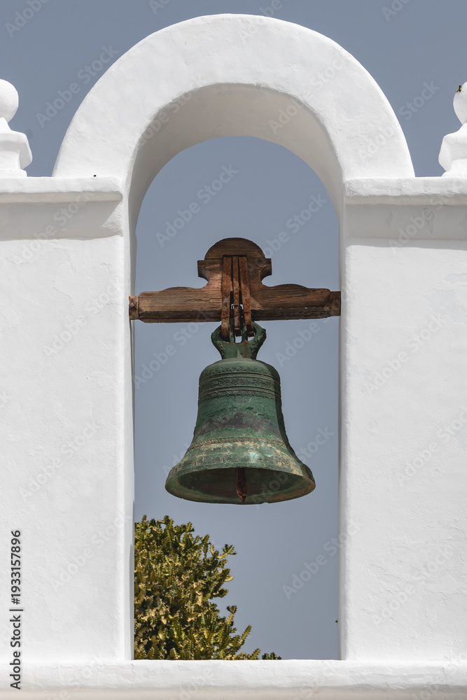 Obraz premium Antique Bell in White Archway