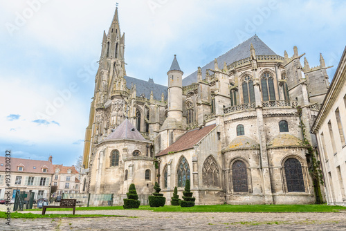 Extérieur de la Cathédrale Notre-Dame de Senlis - Paroisse Saint Rieul dans l'Oise, France.