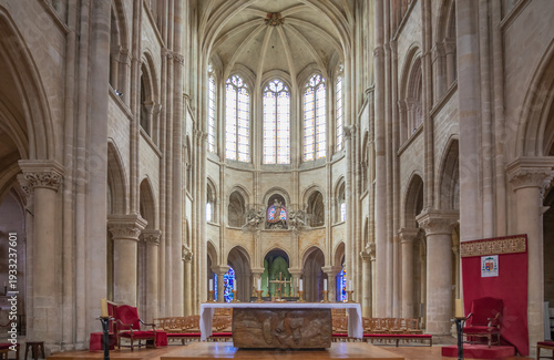 Intérieur de la Cathédrale Notre-Dame de Senlis - Paroisse Saint Rieul dans l'Oise, France.