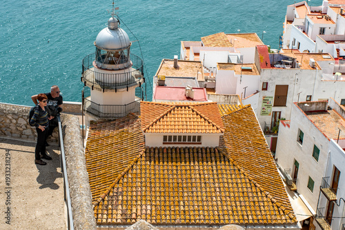 Φωτογραφία Terracotta rooftop view looking over the bay from a city castle or Castillo located at the highest point