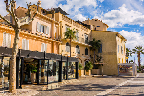Wallpaper Mural Dans les rues de Sainte-Maxime sur la Côte d'Azur en France Torontodigital.ca