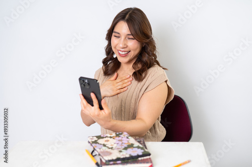 Mujer sorprendida mirando su celular con expresión de ternura