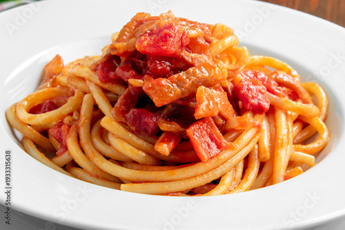 Bucatini all'amatriciana, ricetta tipica di pasta romana, Cibo Italiano 