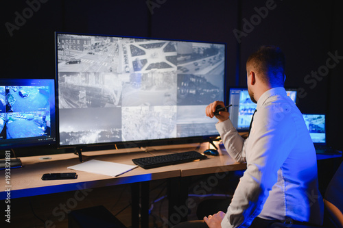 Tableau sur toile Security guard monitoring cctv surveillance system