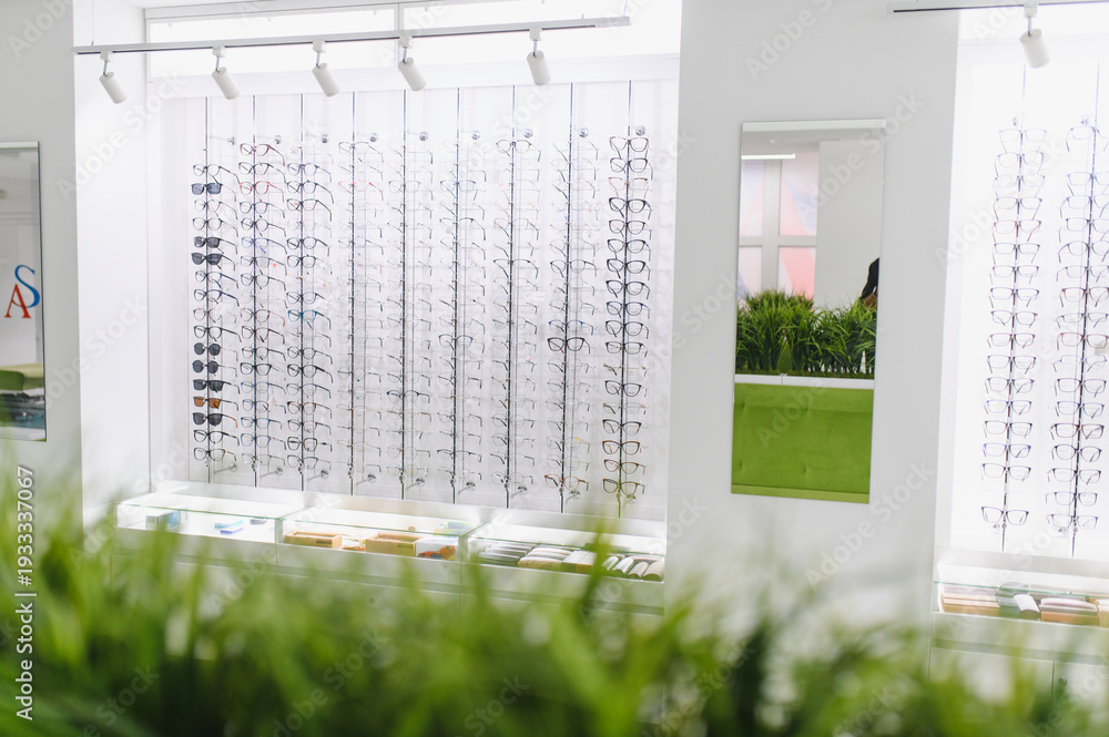 Ταπετσαρία Eyeglasses collection displaying along showroom wall in optical shop