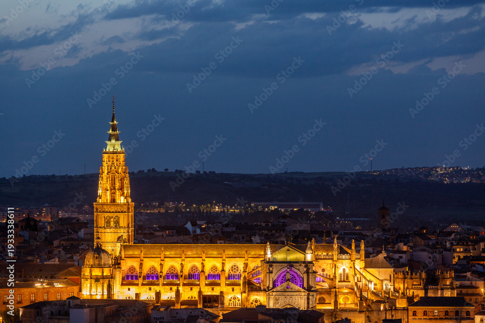 Obraz premium Aerial night view of the illuminated Toledo Cathedral