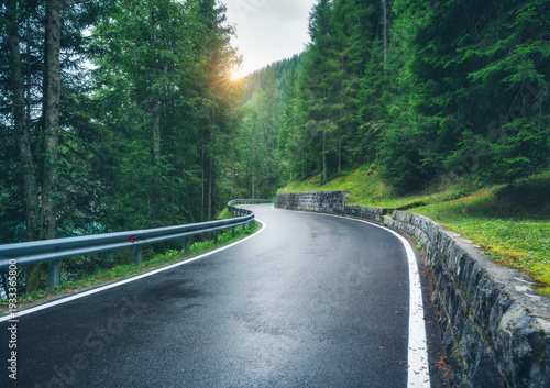 Wet mountain road curving t...
