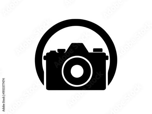 Eine klassische analoge Kamera steht zentral mit kreisförmigem Hintergrund. Das Motiv spricht Fotografie-Liebhaber und Retro-Fans an.KI Generiert