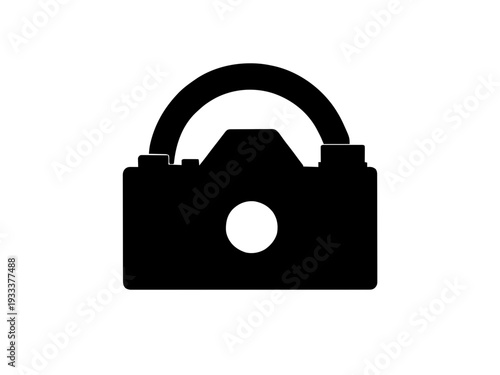 Eine klassische analoge Kamera steht zentral mit kreisförmigem Hintergrund. Das Motiv spricht Fotografie-Liebhaber und Retro-Fans an.KI Generiert