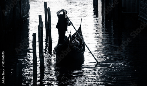 Foto silhouette of a gondolier in Venice
