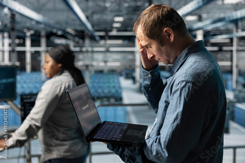 Fotografi Data center software developer upset after receiving critical error popup on laptop display
