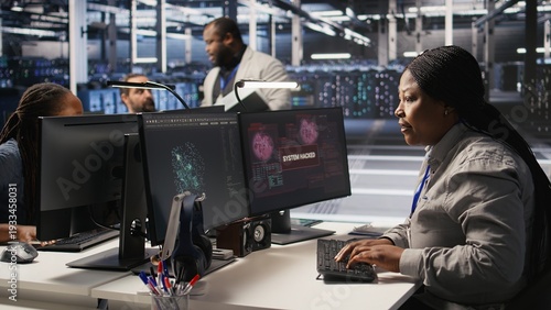 Foto Panicked system administrator in data center reacting to spyware warning on PC screen, launching emergency response protocol