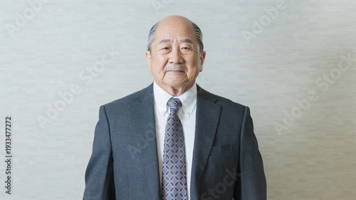 スーツ姿の高齢男性ビジネスポートレート