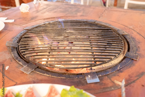 фотографія 赤々と燃える炭火が美しい本格的な焼肉用ロースター