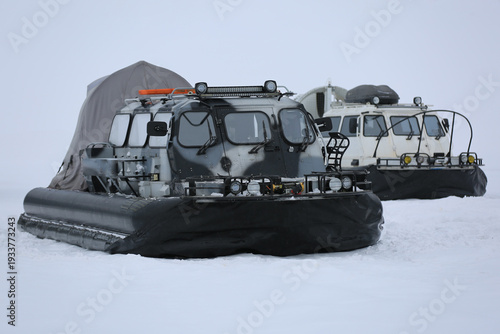 Foto a hovercraft on the ice of a snow-covered lake