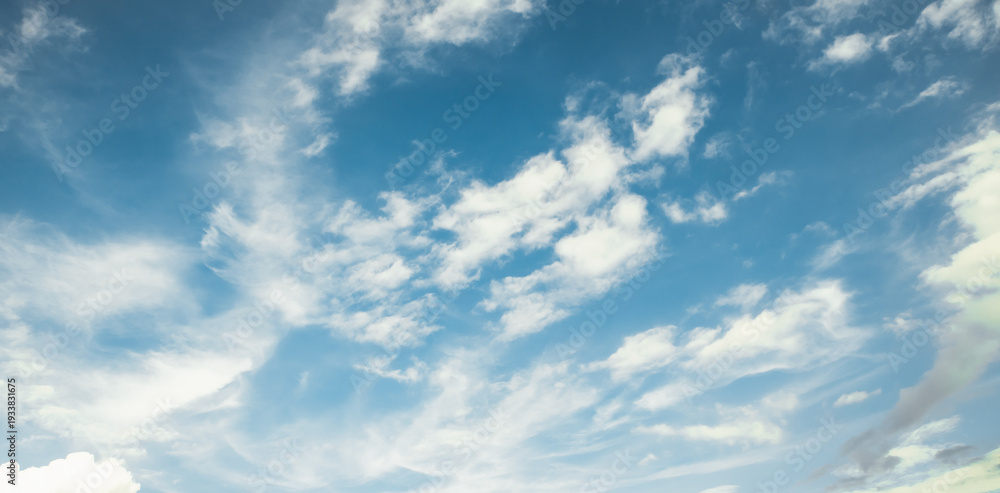 Obraz premium the sky is full of white clouds, bright blue, and beautiful sunlight.