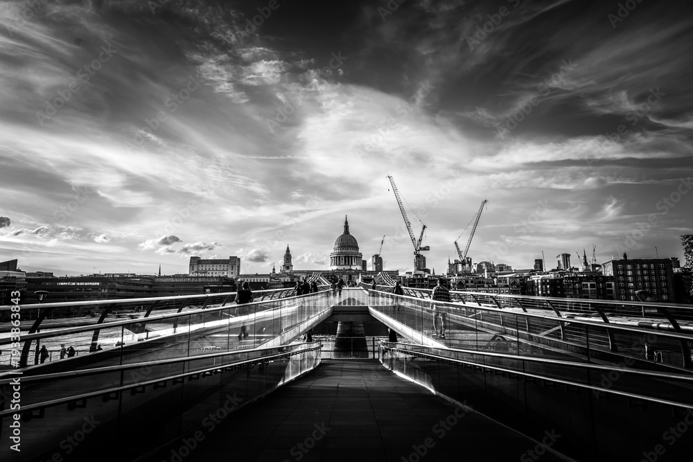Obraz premium Black and White View of Millennium Bridge Leading to St Paul’s Cathedral in London, England