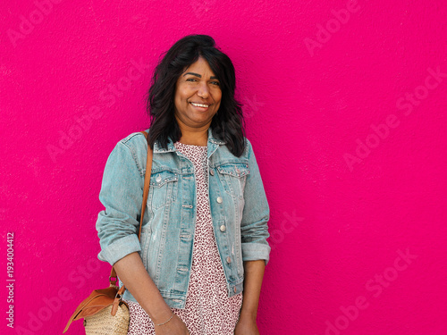 Femme noire sur fond rose