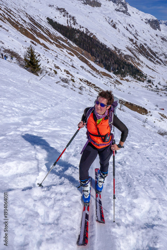 Sci alpinismo. Donna sale ripidi pendii con gli sci. Realp (CH), Furkapass