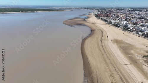 Desembocadura del río Guadalquivir en la playa de Bajo de Guía en Sanlúcar de Barrameda, Andalucía	