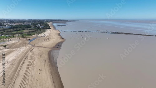Desembocadura del río Guadalquivir en la playa de Bajo de Guía en Sanlúcar de Barrameda, Andalucía	
