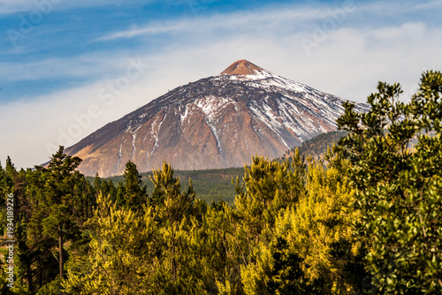 Paisaje con el pico del Teide y nubes en la isla de Tenerife