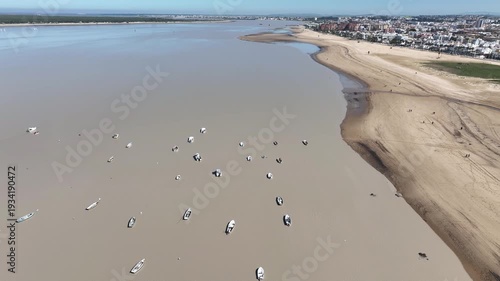 Desembocadura del río Guadalquivir en la playa de Bajo de Guía en Sanlúcar de Barrameda, Andalucía	