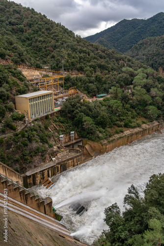 Photos Sau dam with water spraying from its spillways, highlighting the industrial infr