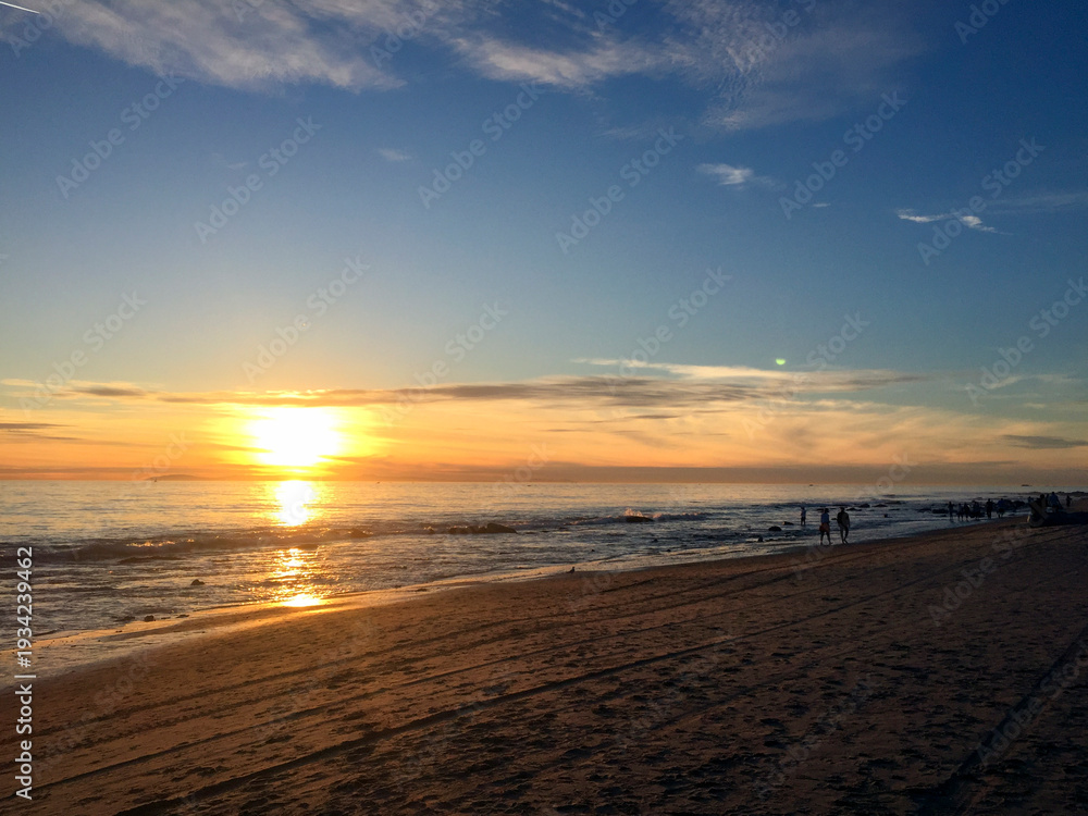Fototapeta premium Beautiful sunset over the calm ocean beach at dusk