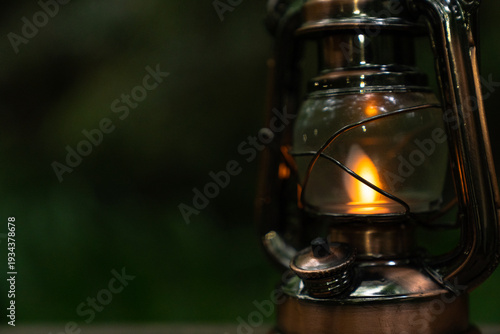 森の中に置かれたアンティークランタン