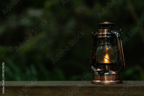 森の中に置かれたアンティークランタン