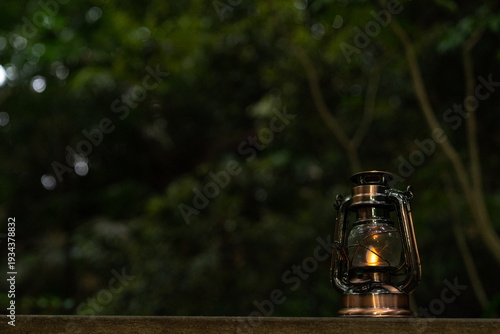 森の中に置かれたアンティークランタン