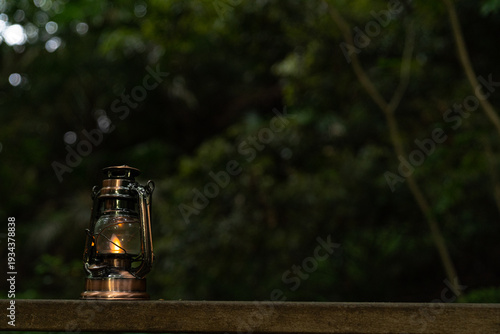 森の中に置かれたアンティークランタン