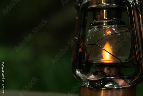 森の中に置かれたアンティークランタン