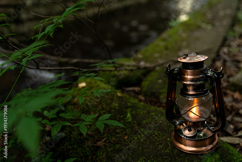 川の近くに置かれたアンティークランタン