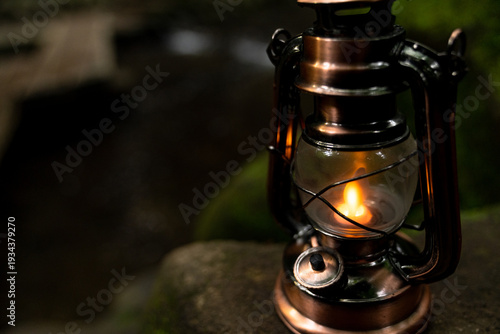 川の近くに置かれたアンティークランタン