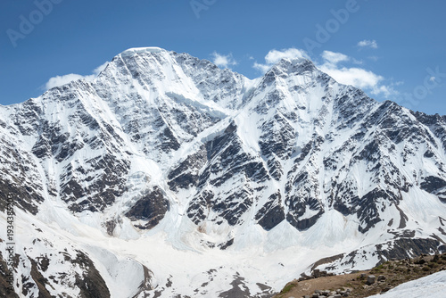 Cuadro en lienzo Mountain peaks covered with eternal snow