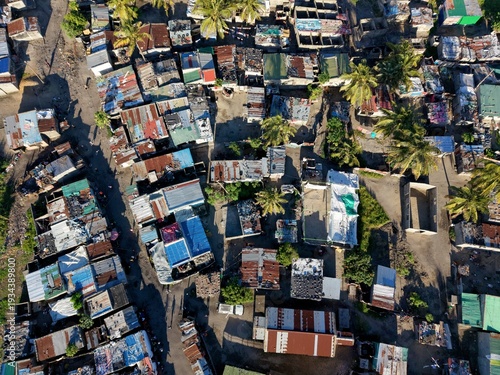 Foto Aerial overhead tin shacks in a shantytown