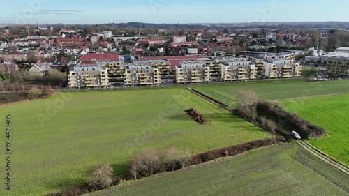 Des immeubles entre la campagne et la ville.