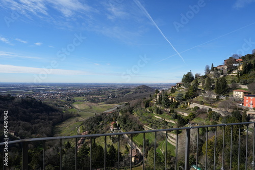 Bergamo, valle di Astino. Sullo sfondo si vede Milano. Alle sue spalle si intravedono le Alpi con il gruppo del monte Rosa