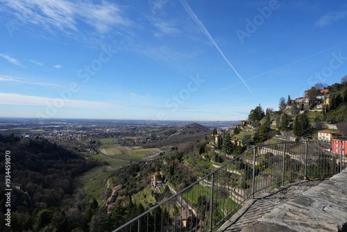 Bergamo, valle di Astino. Sullo sfondo si vede Milano. Alle sue spalle si intravedono le Alpi con il gruppo del monte Rosa