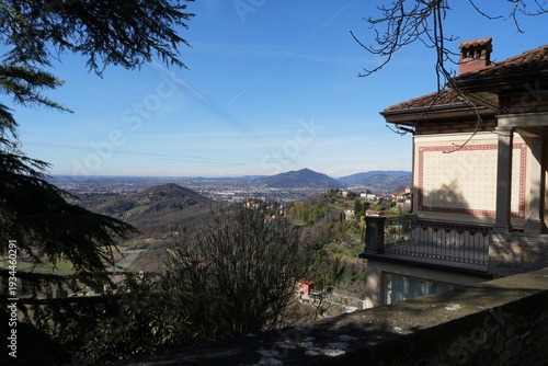 Bergamo, valle di Astino. Sullo sfondo si vede Milano. Alle sue spalle si intravedono le Alpi con il gruppo del monte Rosa