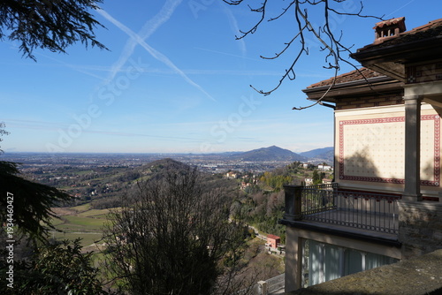 Bergamo, valle di Astino. Sullo sfondo si vede Milano. Alle sue spalle si intravedono le Alpi con il gruppo del monte Rosa