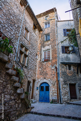 Dans les rues du village médiéval de Tourrettes-sur-Loup, capitale de la Violette, sur la Côte d'Azur en France