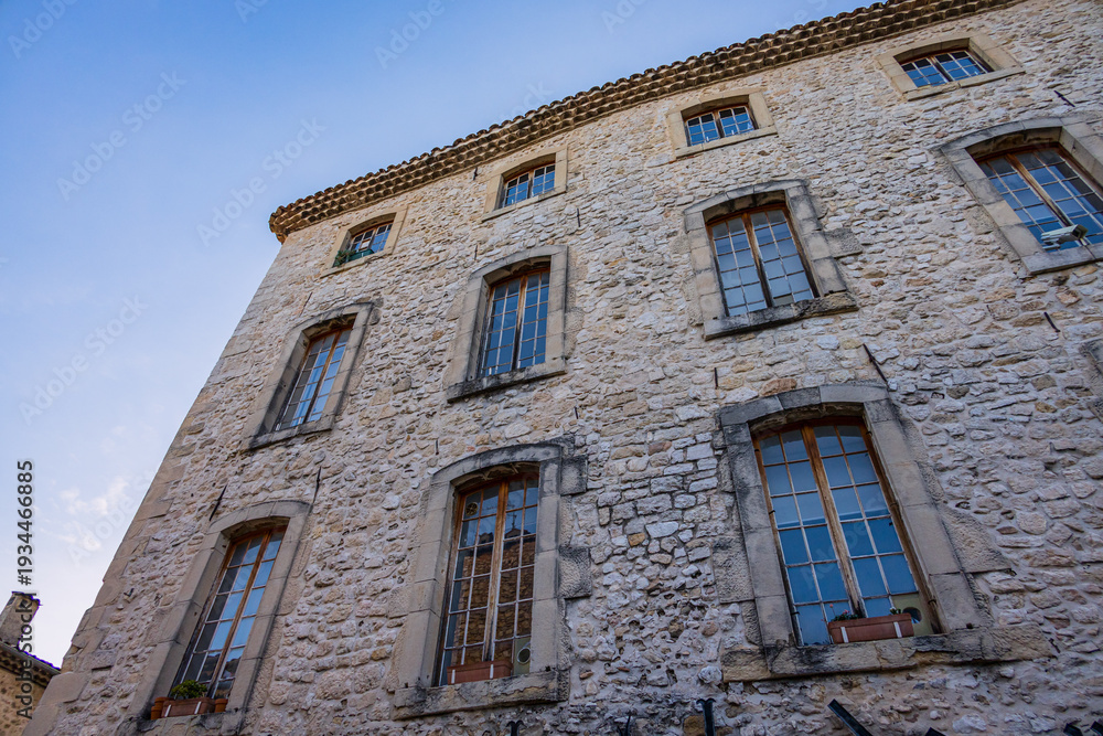 Obraz premium La Mairie du village médiéval de Tourrettes-sur-Loup, capitale de la Violette, sur la Côte d'Azur en France