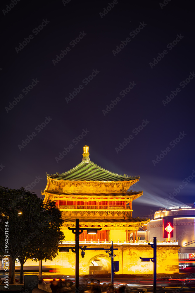 Fototapeta premium Bell Tower in Xian night view, Shaanxi, China. Historic landmark in the city center of Xian
